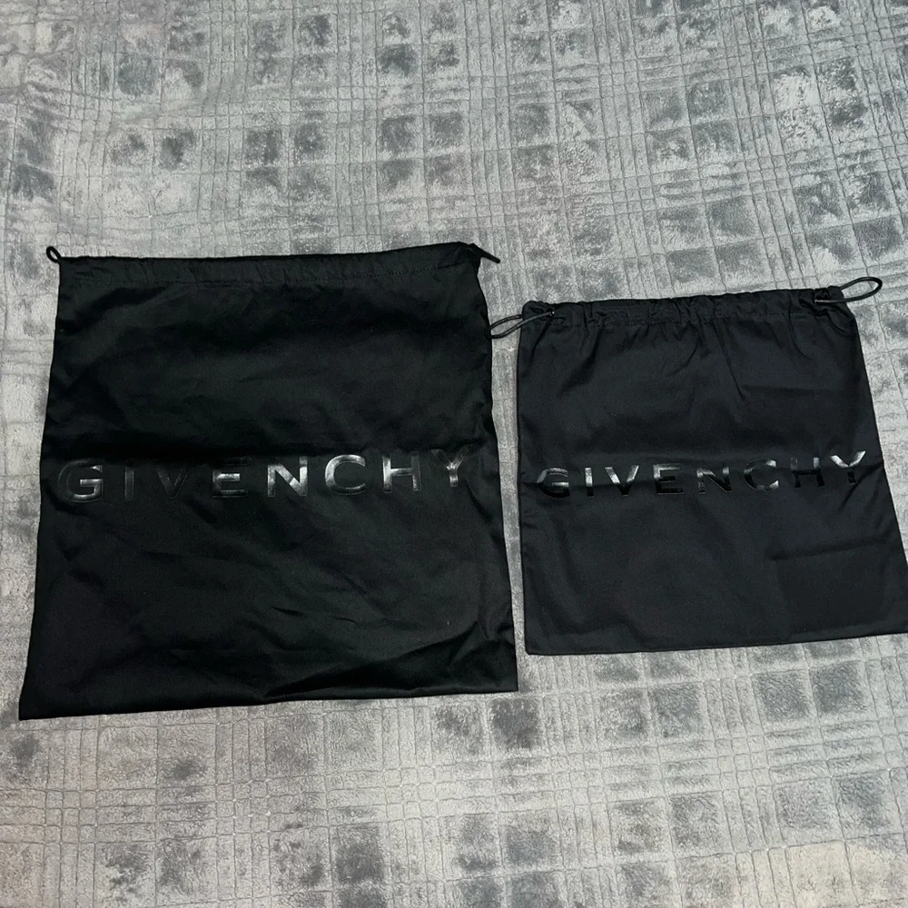 Givenchy sneakers accessories